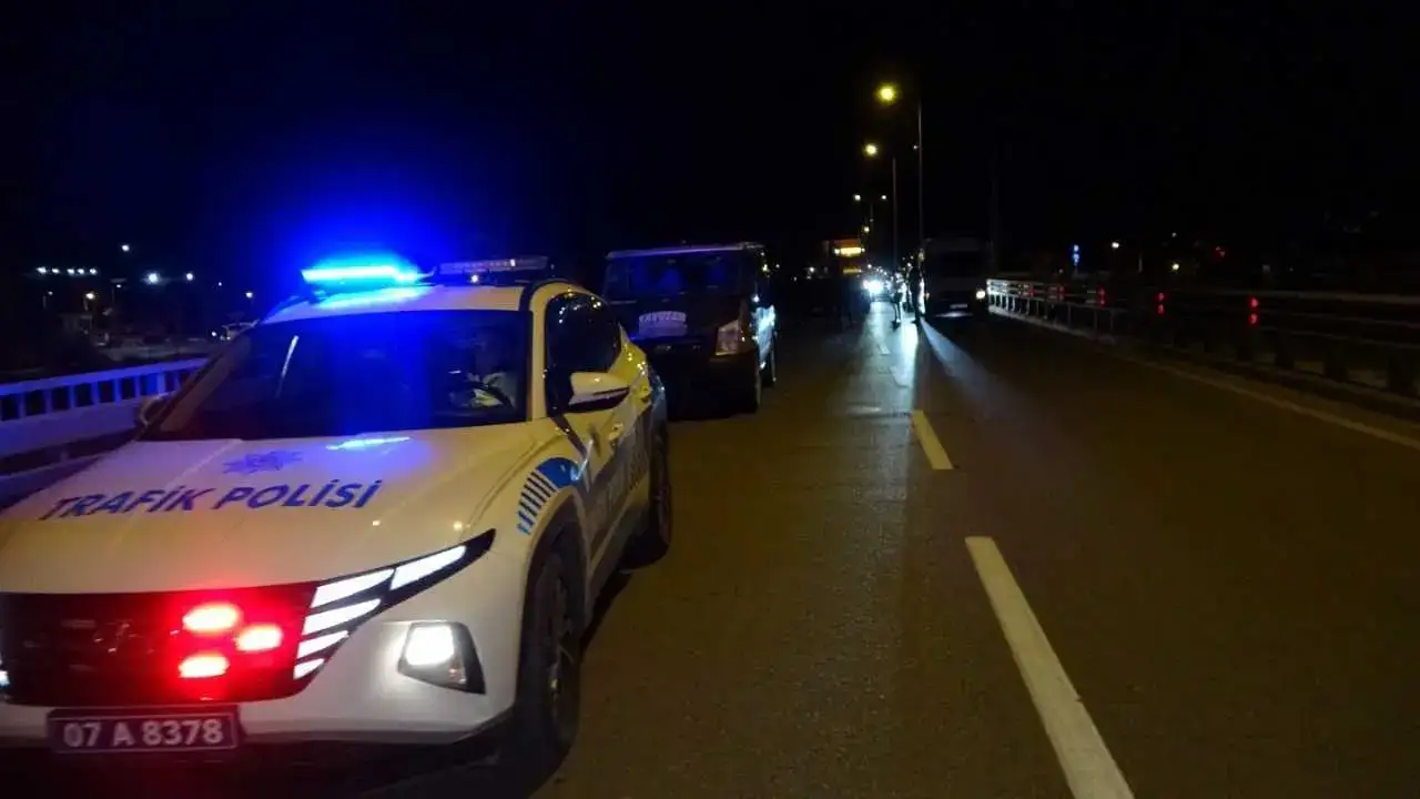 Manavgat’ta Zincirleme Kaza Trafiği Kilitledi! 2 Yaralı 3